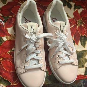 ELLEN DEGENERES SNEAKERS SIZE 6